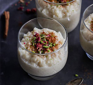  Rice milk in our country is mainly served as a dessert, but it can be served as a delicious breakfast. You can taste rice milk with cinnamon, rose, or sliced ​​almonds and pistachios.